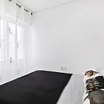 аcogedor De Dos En شقة