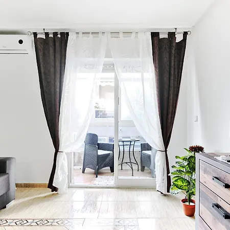 аcogedor De Dos En アパート